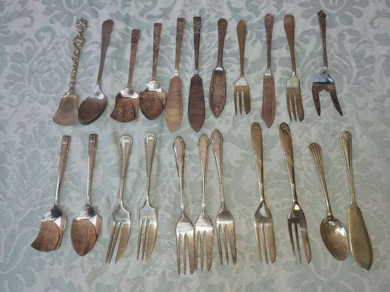 A MIXED JOBLOT VINTAGE CUTLERY SOLD AS IS