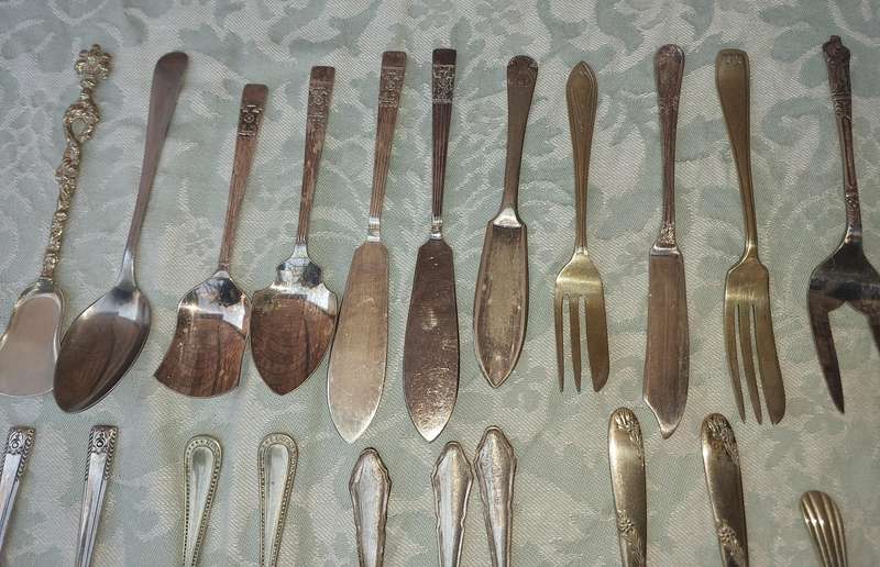 A MIXED JOBLOT VINTAGE CUTLERY SOLD AS IS