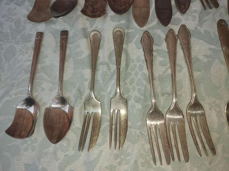 A MIXED JOBLOT VINTAGE CUTLERY SOLD AS IS