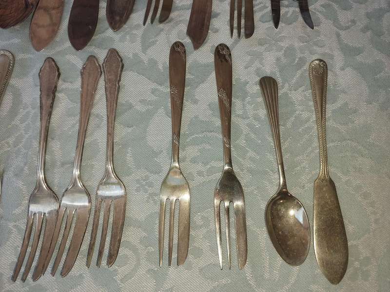 A MIXED JOBLOT VINTAGE CUTLERY SOLD AS IS