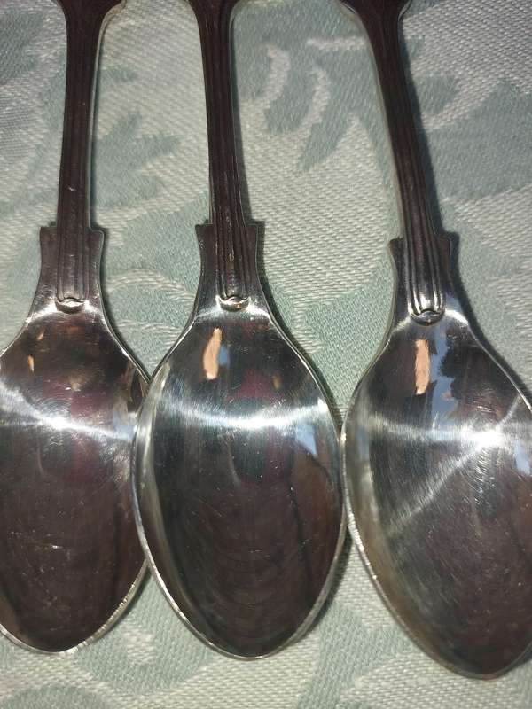 A VINTAGE SET OF 7 DEMITASSE EPNS A1 SHEFFIELED ENGLAND SPOONS SOLD AS IS