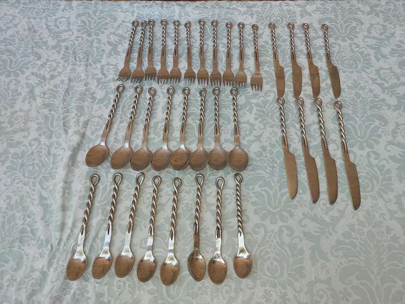 AN ART DECOR STAINLESS STEEL WIRE DESIGN CUTLERY SET 35 PIECES SOLD AS IS