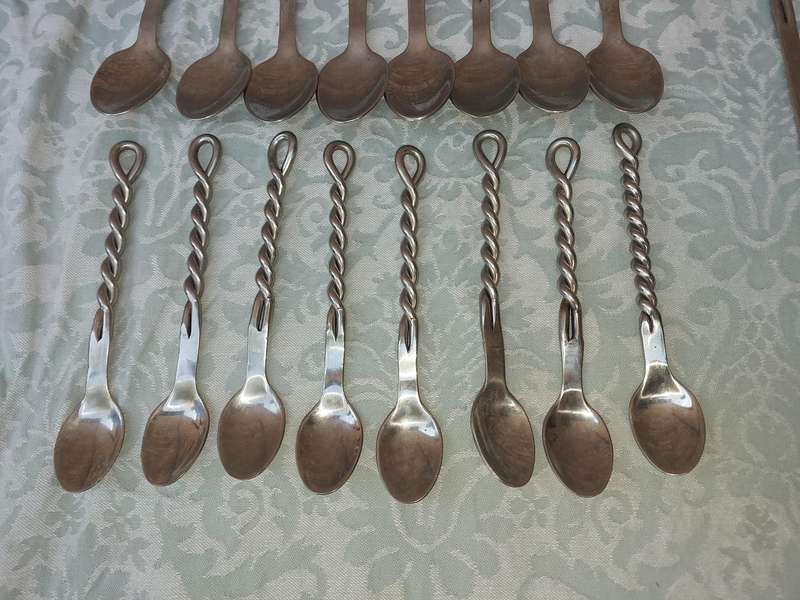 AN ART DECOR STAINLESS STEEL WIRE DESIGN CUTLERY SET 35 PIECES SOLD AS IS