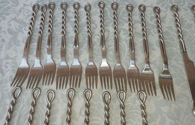 AN ART DECOR STAINLESS STEEL WIRE DESIGN CUTLERY SET 35 PIECES SOLD AS IS
