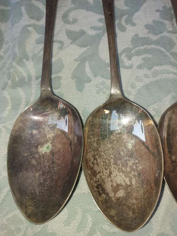 A VINTAGE SET OF 4 EPNS MADE IN ENGLAND TABLE SPOONS SOLD AS IS