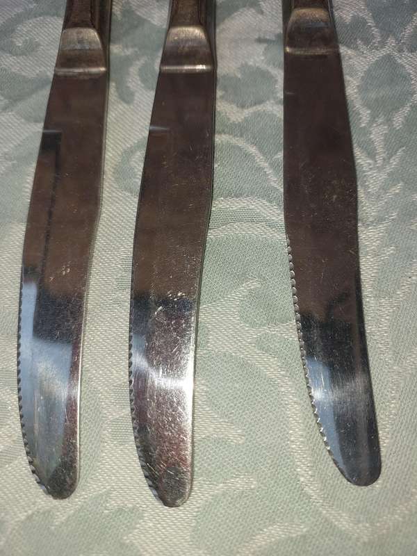 A VINTAGE COLLECTION OF 3 INSINIA PLATE STEAK KNIVES SOLD AS IS