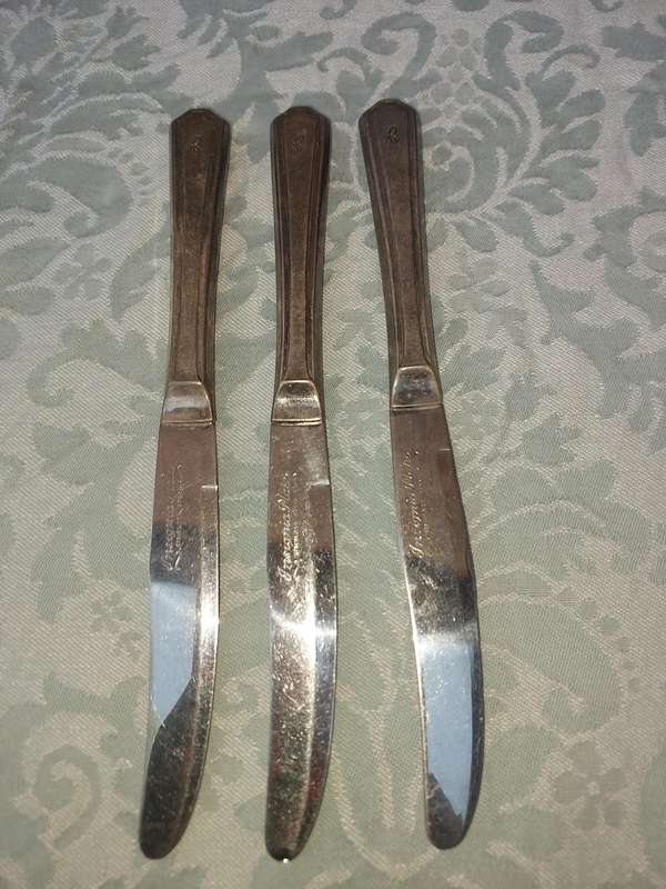 A VINTAGE COLLECTION OF 3 INSINIA PLATE STEAK KNIVES SOLD AS IS