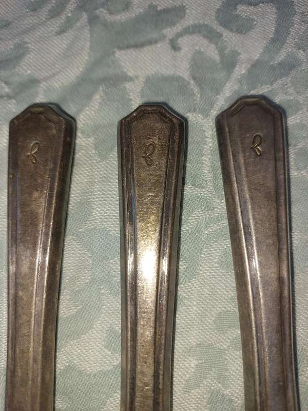 A VINTAGE COLLECTION OF 3 INSINIA PLATE STEAK KNIVES SOLD AS IS