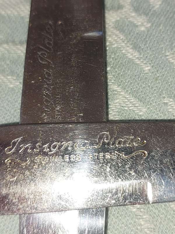 A VINTAGE COLLECTION OF 3 INSINIA PLATE STEAK KNIVES SOLD AS IS