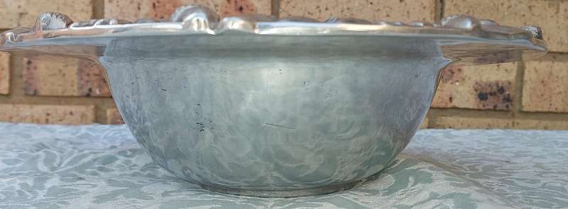A VINTAGE PEWTER ART DECOR SERVING BOWL MADE IN MEXICO 1994 SOLD AS IS