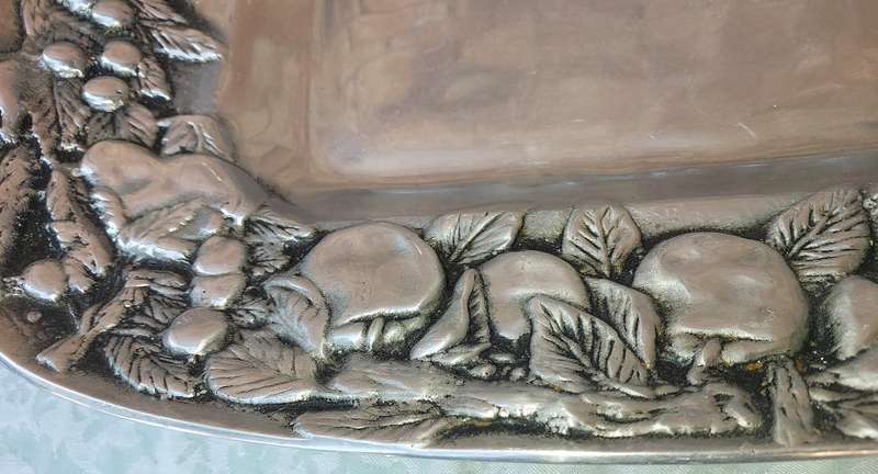 AN EXTRA LARGE FRUIT BOWL PEWTHAL MADE IN MEXICO BY HECHO SOLD AS IS