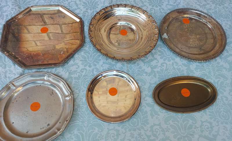 A VINTAGE JOBLOT COLLECTION SERVING TRAYS SOLD AS IS
