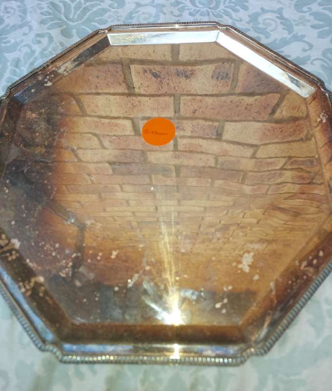 A VINTAGE JOBLOT COLLECTION SERVING TRAYS SOLD AS IS
