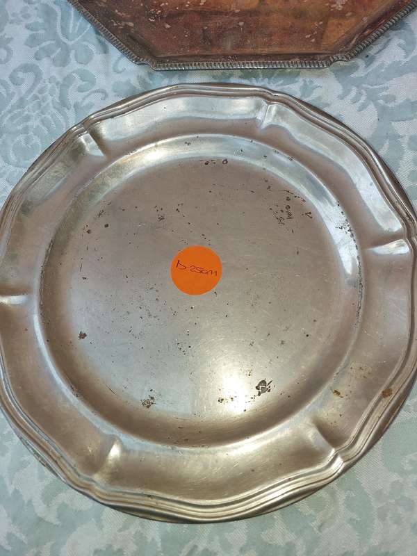 A VINTAGE JOBLOT COLLECTION SERVING TRAYS SOLD AS IS