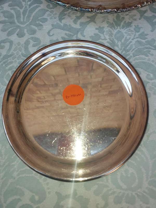 A VINTAGE JOBLOT COLLECTION SERVING TRAYS SOLD AS IS