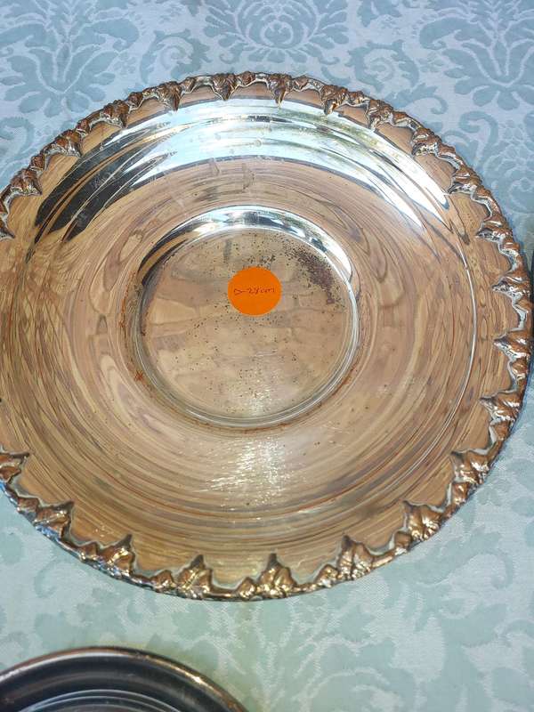 A VINTAGE JOBLOT COLLECTION SERVING TRAYS SOLD AS IS