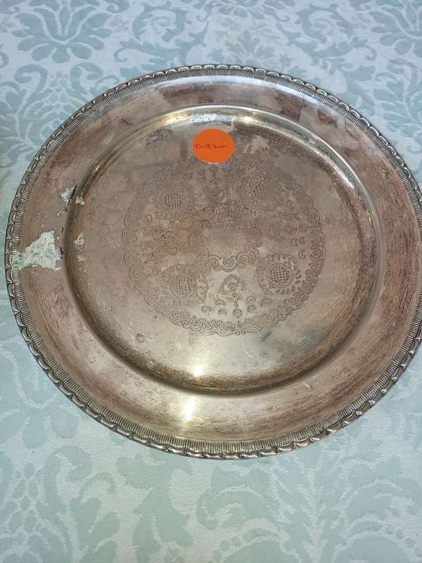 A VINTAGE JOBLOT COLLECTION SERVING TRAYS SOLD AS IS