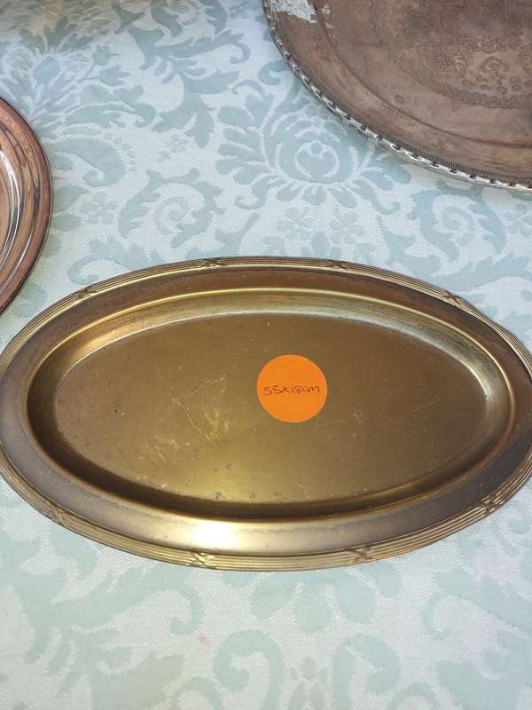 A VINTAGE JOBLOT COLLECTION SERVING TRAYS SOLD AS IS