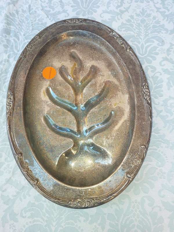 A VINTAGE SP ON B GROOVED MEAT CARVING PLATTER FOOTED SOLD AS IS