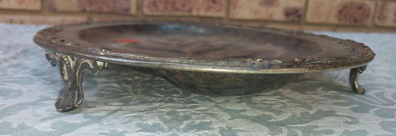 A VINTAGE SP ON B GROOVED MEAT CARVING PLATTER FOOTED SOLD AS IS