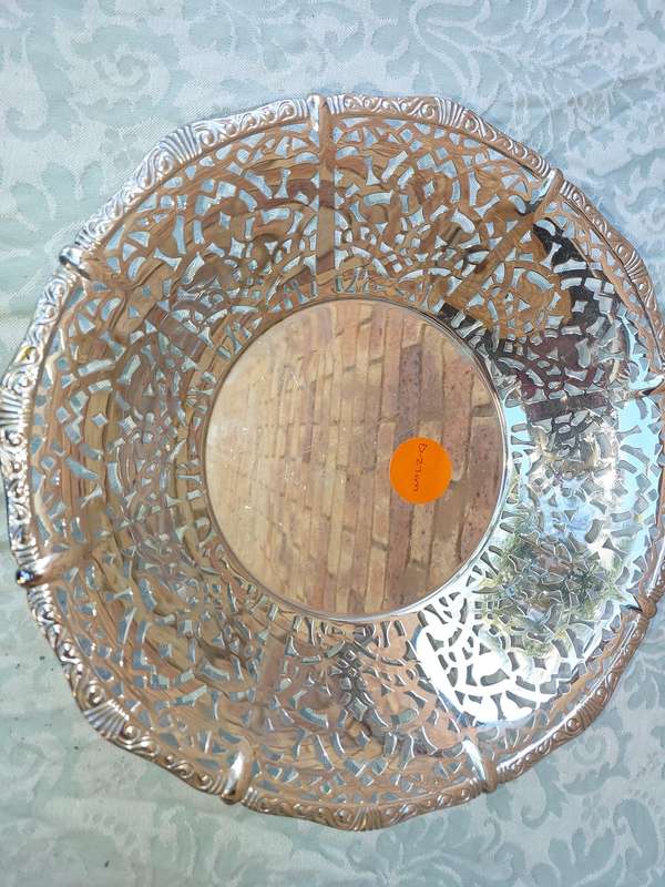 A VINTAGE COLLECTION SERVING TRAYS S/S AND SILVER PLATED SOLD AS IS