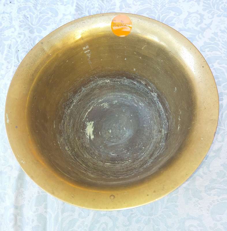 A VINTAGE CHINESE MING ENGRAVED BRONZE SERVING BOWL SOLD AS IS