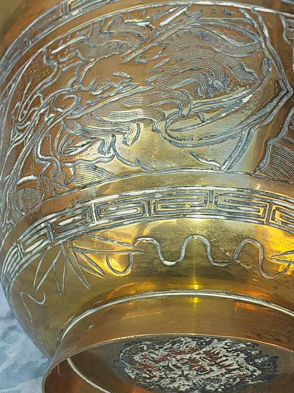 A VINTAGE CHINESE MING ENGRAVED BRONZE SERVING BOWL SOLD AS IS