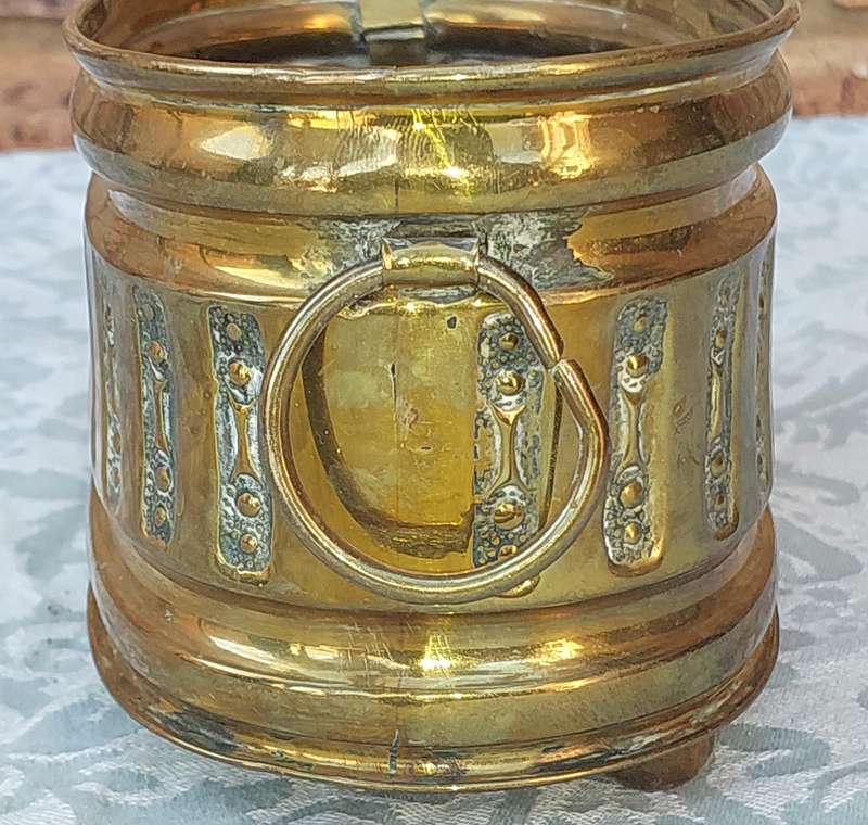 A VINTAGE DOUBLE HANDLED BRASS OVAL PLANTER SOLD AS IS