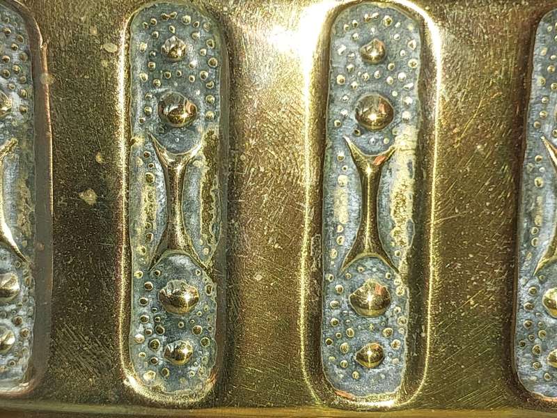 A VINTAGE DOUBLE HANDLED BRASS OVAL PLANTER SOLD AS IS