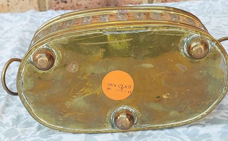 A VINTAGE DOUBLE HANDLED BRASS OVAL PLANTER SOLD AS IS
