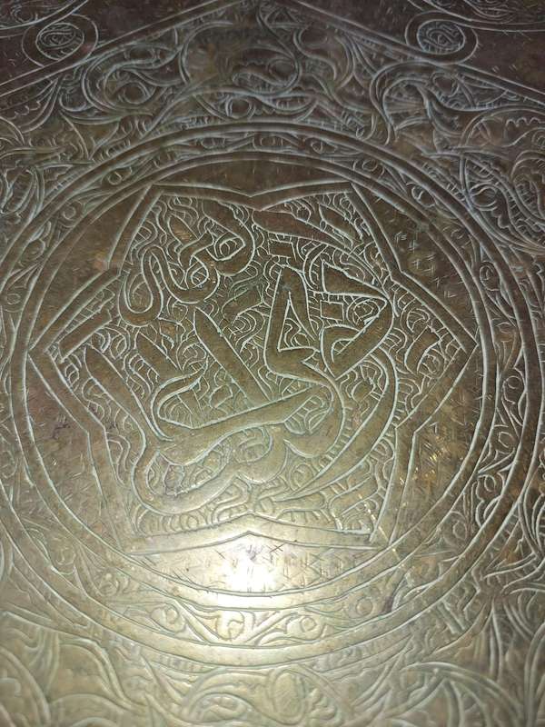 A VINTAGE ARABIC ENGRAVED SERVING BRONZE TRAY SOLD AS IS