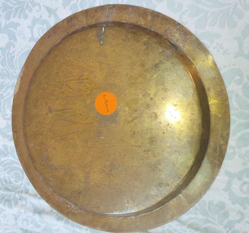 A VINTAGE ARABIC ENGRAVED SERVING BRONZE TRAY SOLD AS IS
