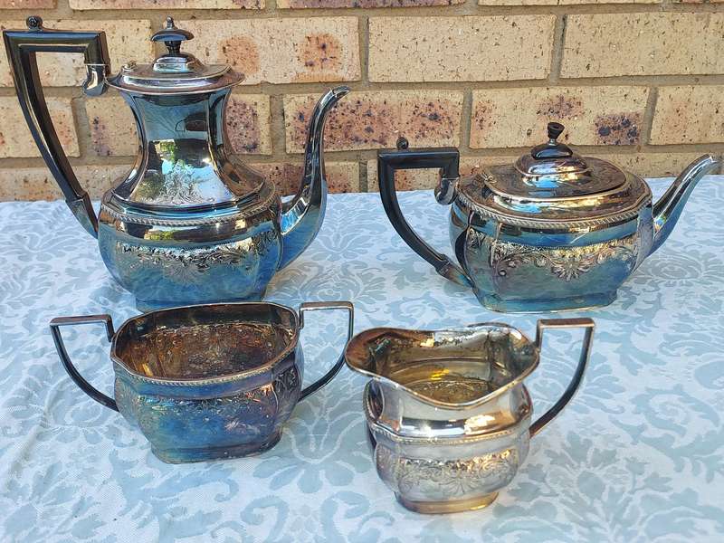 AN ORNATE VINTAGE EPNS HAND CHASED MADE IN SHEFFIELD ENGLAND TEA JUG SET