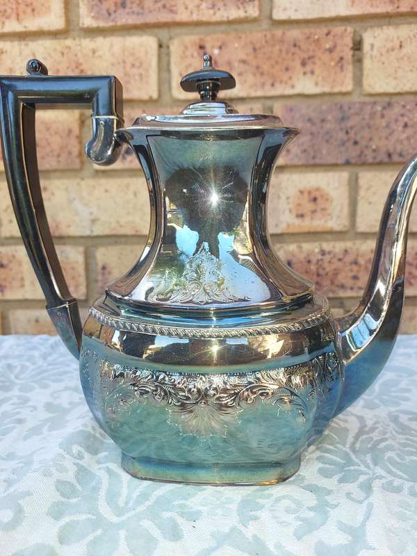 AN ORNATE VINTAGE EPNS HAND CHASED MADE IN SHEFFIELD ENGLAND TEA JUG SET