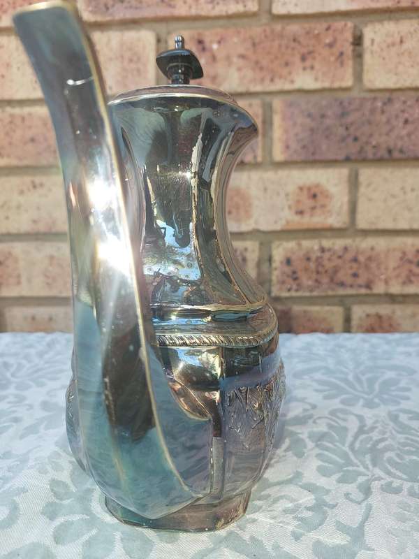 AN ORNATE VINTAGE EPNS HAND CHASED MADE IN SHEFFIELD ENGLAND TEA JUG SET