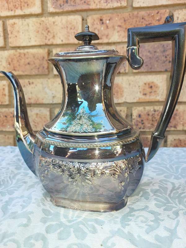AN ORNATE VINTAGE EPNS HAND CHASED MADE IN SHEFFIELD ENGLAND TEA JUG SET