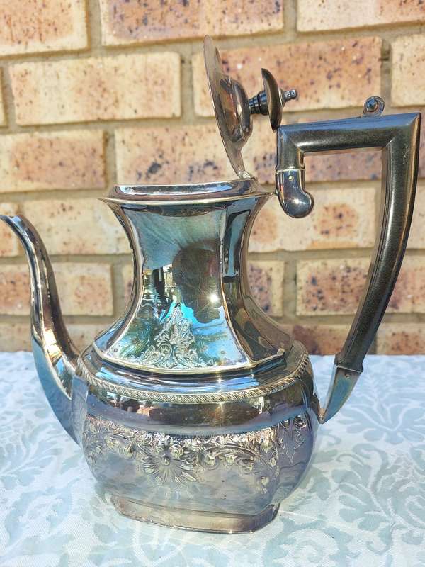 AN ORNATE VINTAGE EPNS HAND CHASED MADE IN SHEFFIELD ENGLAND TEA JUG SET