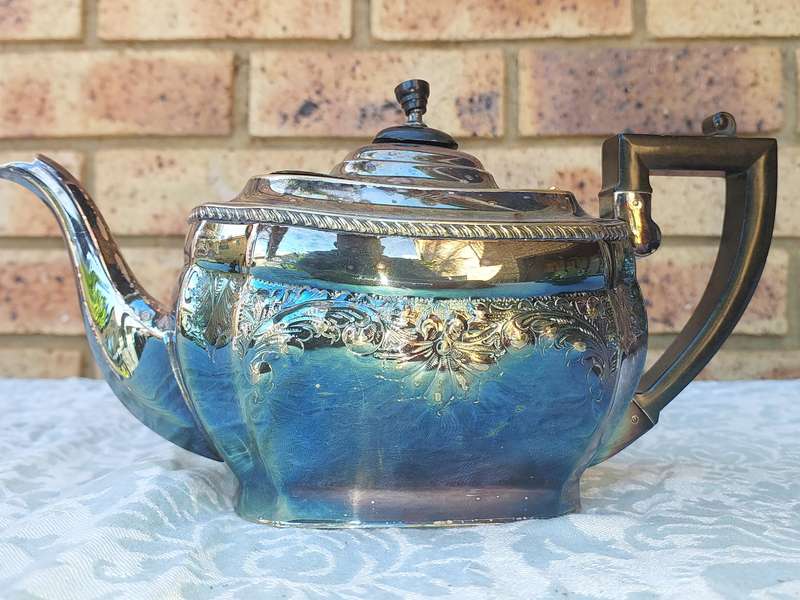 AN ORNATE VINTAGE EPNS HAND CHASED MADE IN SHEFFIELD ENGLAND TEA JUG SET