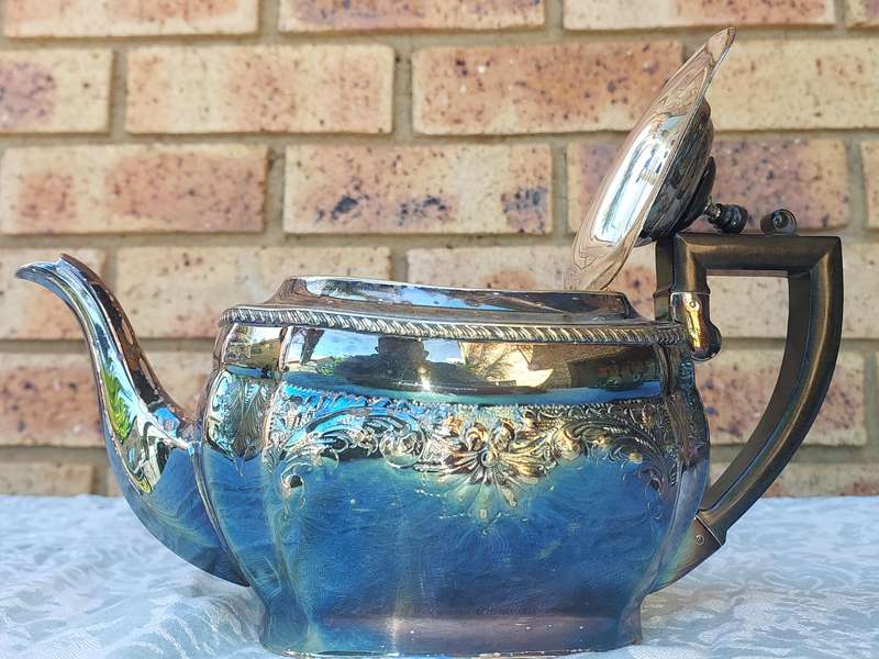 AN ORNATE VINTAGE EPNS HAND CHASED MADE IN SHEFFIELD ENGLAND TEA JUG SET