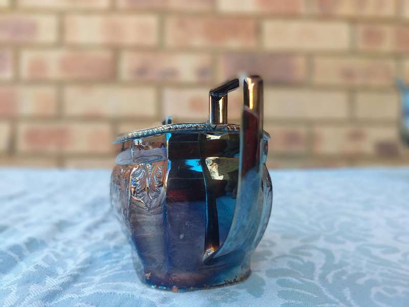 AN ORNATE VINTAGE EPNS HAND CHASED MADE IN SHEFFIELD ENGLAND TEA JUG SET