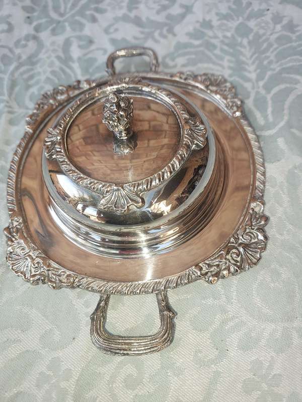 A VINTAGE SILVER PLATED BUTTER DISH SOLD AS IS