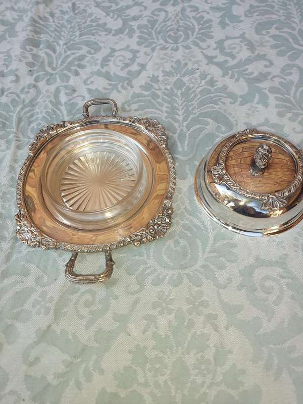 A VINTAGE SILVER PLATED BUTTER DISH SOLD AS IS