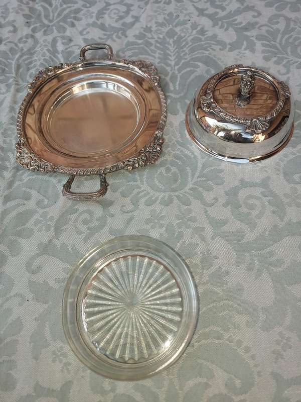 A VINTAGE SILVER PLATED BUTTER DISH SOLD AS IS