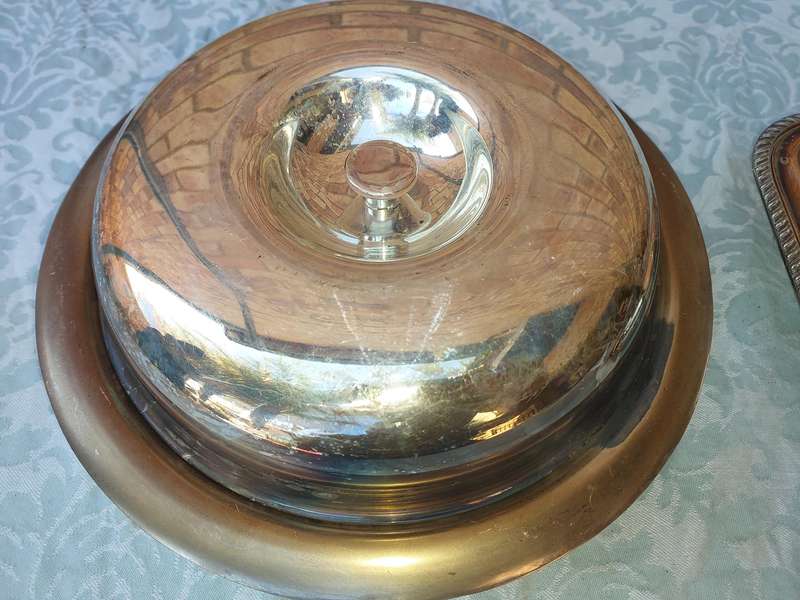 A VINTAGE ROUND SILVER PLATED TUREEN SOLD AS IS