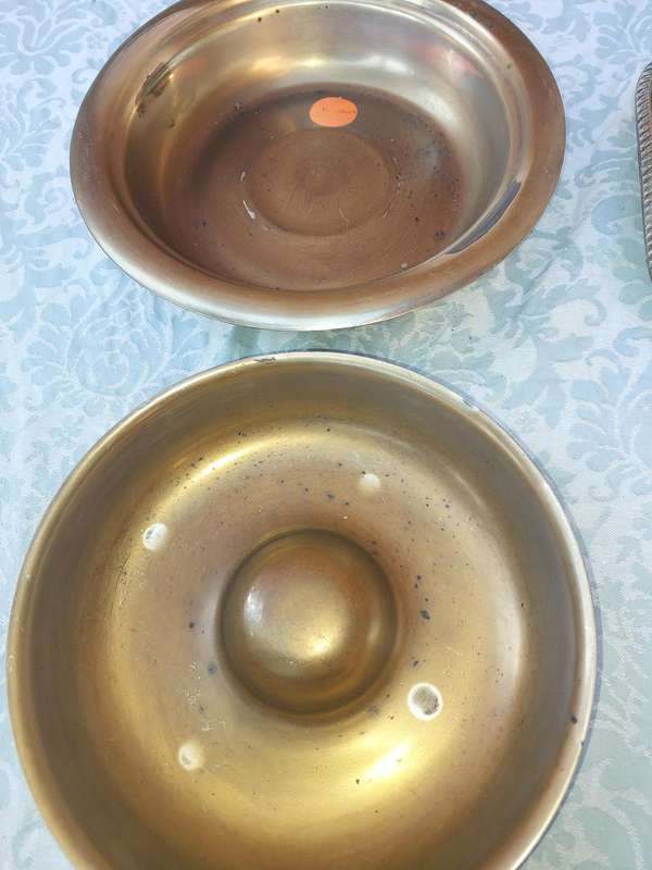 A VINTAGE ROUND SILVER PLATED TUREEN SOLD AS IS