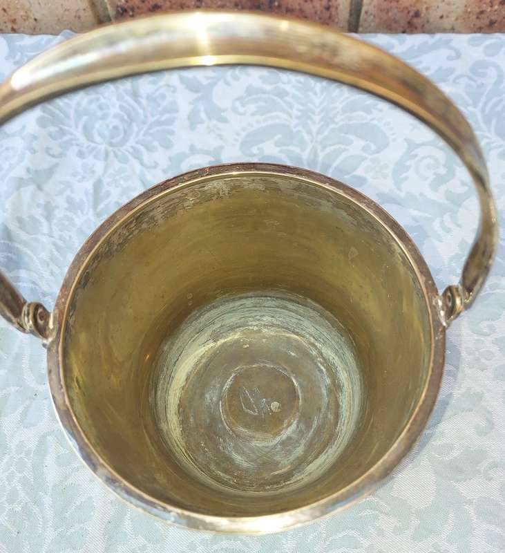 A VINTAGE SILVER PLATED ICE BUCKET SOLD AS IS