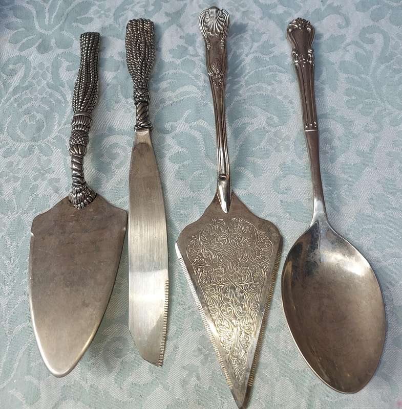 A COLLECTION JOBLOT LADELS SOLD AS IS