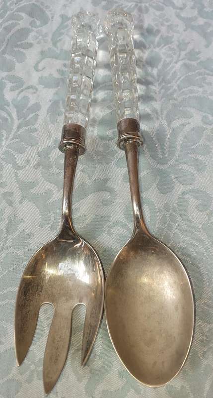 A VINTAGE SET OF SALAD LADELS WITH PERSPACT HANDLES SOLD AS IS