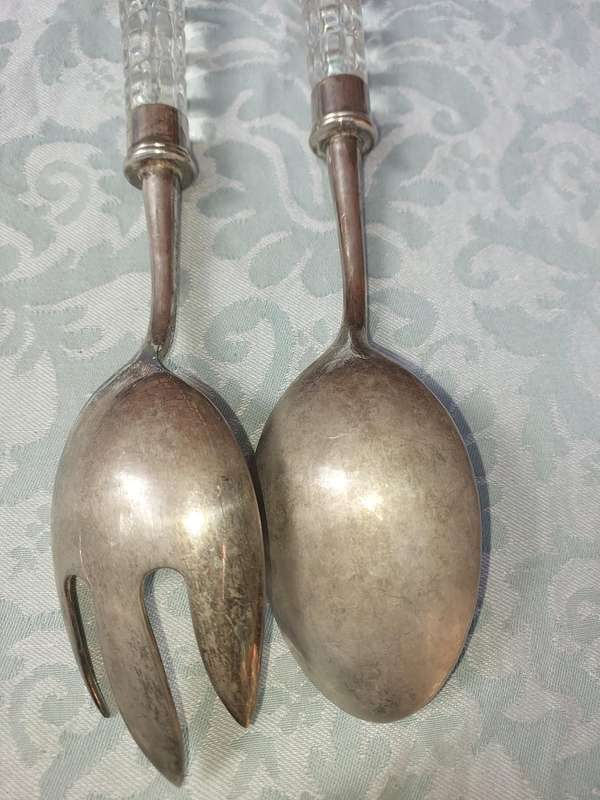 A VINTAGE SET OF SALAD LADELS WITH PERSPACT HANDLES SOLD AS IS