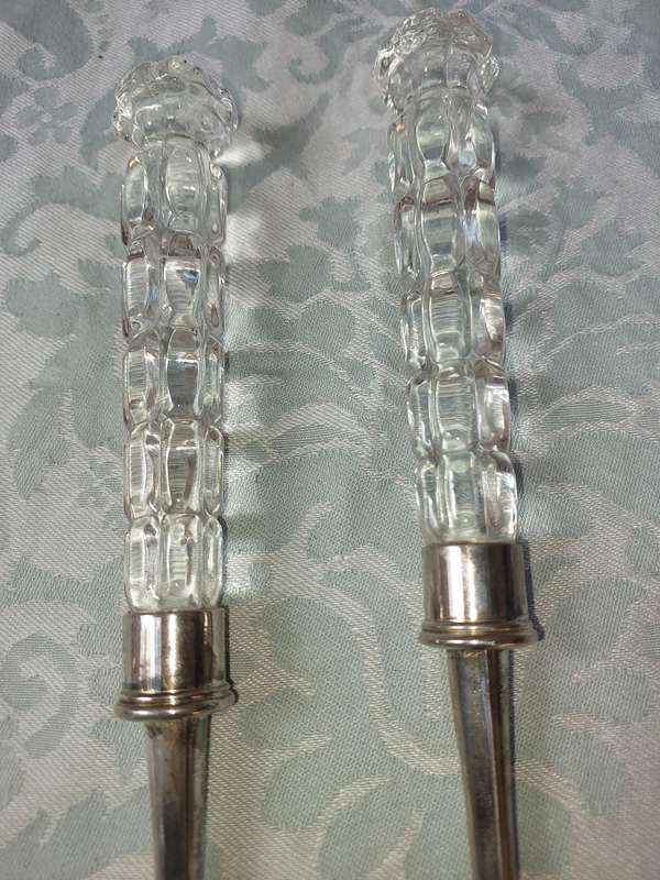 A VINTAGE SET OF SALAD LADELS WITH PERSPACT HANDLES SOLD AS IS
